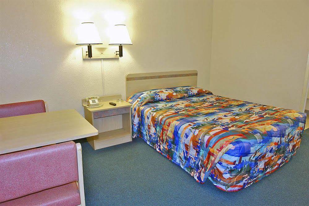 Budgetel Inn & Suites Юма Екстериор снимка